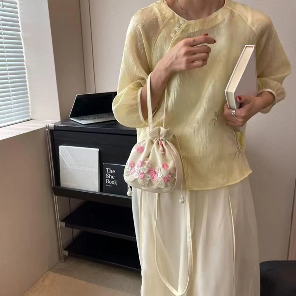 Chinese women's lace handbag, retro embroidered qipao diagonal cross bag, suitable for dinners and weddings