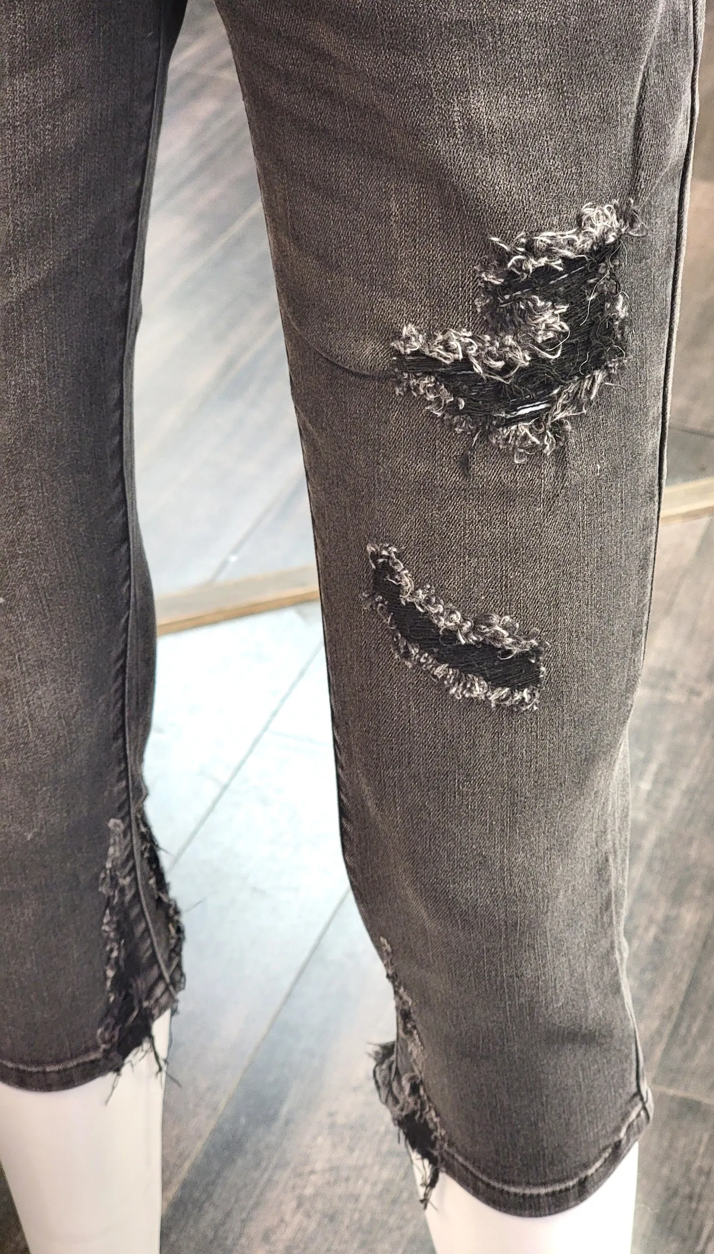 Judy Blue Black Washed Capris