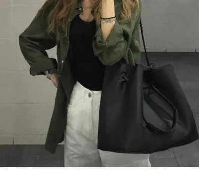 Large-capacity handbag