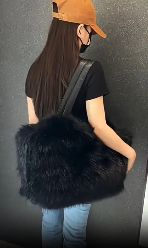 Large Winter Purse for Women Trendy 2024 Fluffy Tote Bag Fuzzy Large Tote Bag Faux Fur Crossbody Bag
