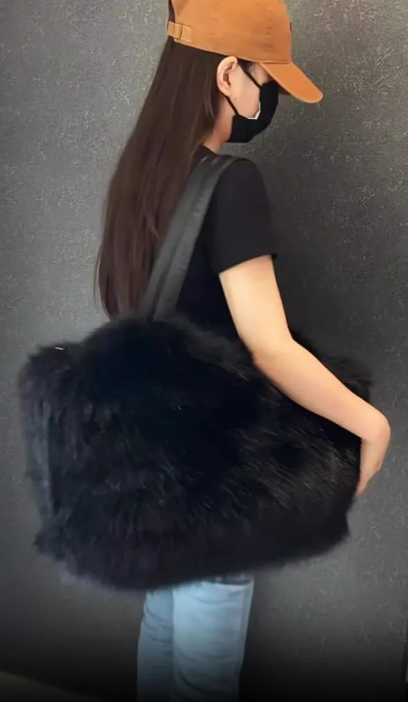 Large Winter Purse for Women Trendy 2024 Fluffy Tote Bag Fuzzy Large Tote Bag Faux Fur Crossbody Bag