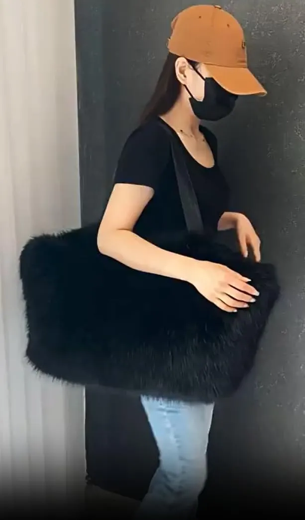 Large Winter Purse for Women Trendy 2024 Fluffy Tote Bag Fuzzy Large Tote Bag Faux Fur Crossbody Bag