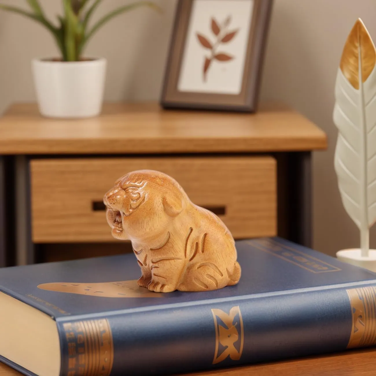 Tiger Wooden Figurine,Miniature Wood Gift Handmade Art Carved Small Animal Statue,Desk Decoration Lovely Gift Home Decor Table Living Room Bedroom Desktop Bookshelf Garden Decoration