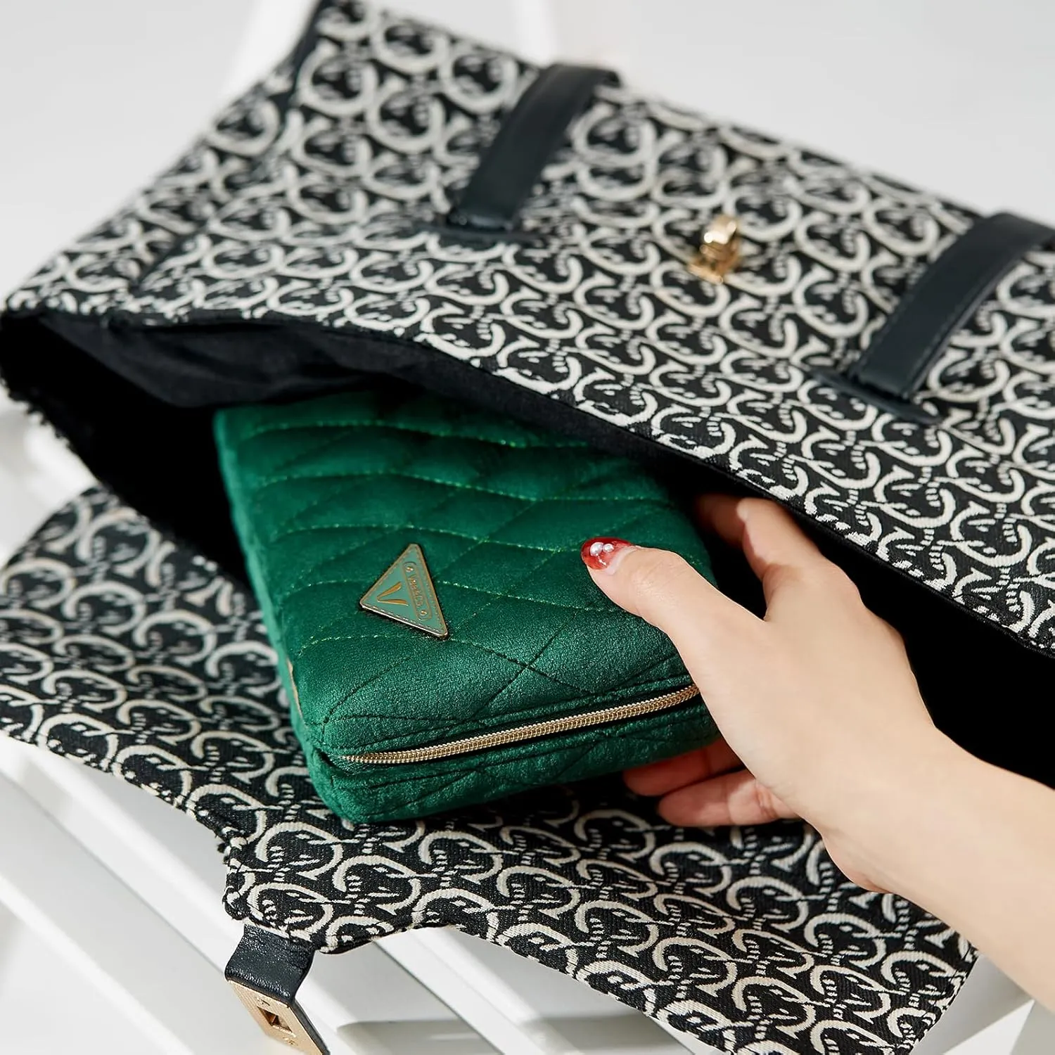 Vee Travel jewelry case,Elegant Diamond Quilted Velvet Jewelry organizer, Jewelry box for organizing bracelets necklaces rings earrings,birthday gifts for women,Green